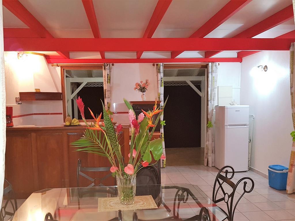 Les Petites Fleurs De Poirier Villa Bouillante Exteriör bild